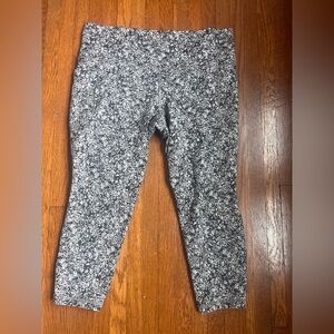 Athleta size L salutation stash 7/8 Black and Gray Patterned leggings